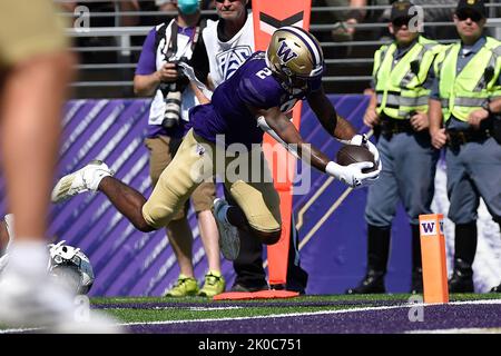 Seattle, WA, États-Unis. 10th septembre 2022. Ja'Lynn Polk, grand receveur de Washington Huskies (2), atteint le pylône lors du match de football de la NCAA entre les Washington Huskies et les Vikings d'État de Portland au stade Husky de Seattle, en Australie occidentale. Steve Faber/CSM/Alamy Live News crédit: CAL Sport Media/Alamy Live News Banque D'Images