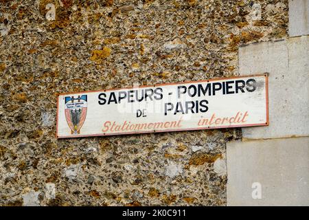 Panneau devant la caserne de pompiers, Brigade de Sapeurs-pompiers de Paris - caserne Boursault, dans le 17th arrondissement, quartier de Batignolles, Paris, France. Banque D'Images