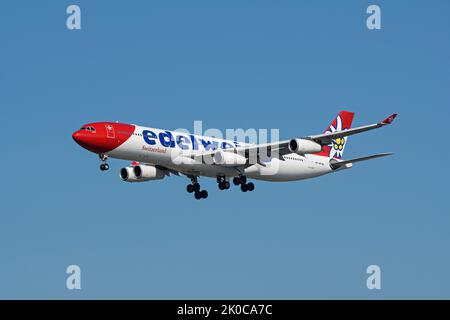 Richmond, Colombie-Britannique, Canada. 10th septembre 2022. Un avion de ligne Edelweiss Air Airbus A340 (HB-JMF) en approche finale pour l'atterrissage à l'aéroport international de Vancouver. (Image de crédit : © Bayne Stanley/ZUMA Press Wire) Banque D'Images