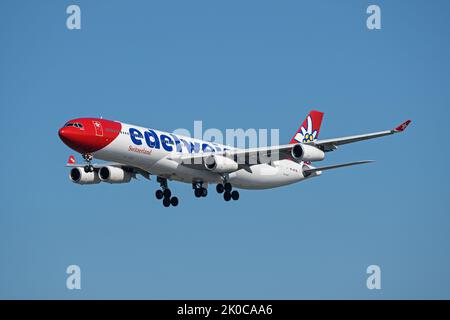 Richmond, Colombie-Britannique, Canada. 10th septembre 2022. Un avion de ligne Edelweiss Air Airbus A340 (HB-JMF) en approche finale pour l'atterrissage à l'aéroport international de Vancouver. (Image de crédit : © Bayne Stanley/ZUMA Press Wire) Banque D'Images