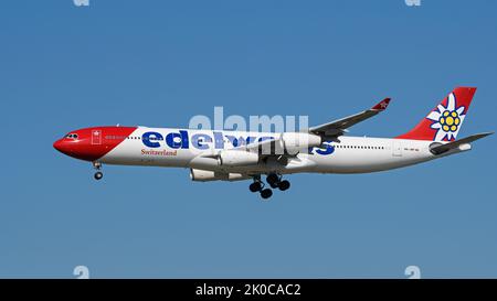 Richmond, Colombie-Britannique, Canada. 10th septembre 2022. Un avion de ligne Edelweiss Air Airbus A340 (HB-JMF) en approche finale pour l'atterrissage à l'aéroport international de Vancouver. (Image de crédit : © Bayne Stanley/ZUMA Press Wire) Banque D'Images