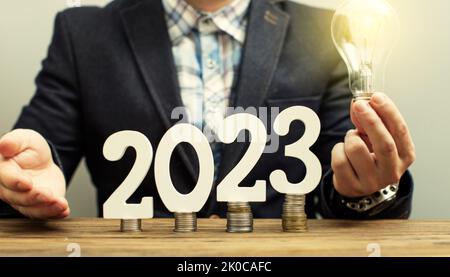 Ampoule à main humaine pour éclairer, idée de créativité et d'inspiration concept de développement durable des affaires. Banque D'Images