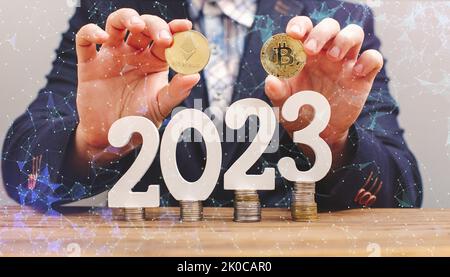 Homme d'affaires pensant à investir dans la crypto-monnaie en 2023, choix entre Ethereum et Bitcoin dans le fond du tableau Banque D'Images