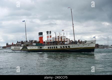 Le bateau à aubes PS Waverley pénètre dans le port de Portsmouth, en Angleterre, lors d'une journée de tempête grise Banque D'Images