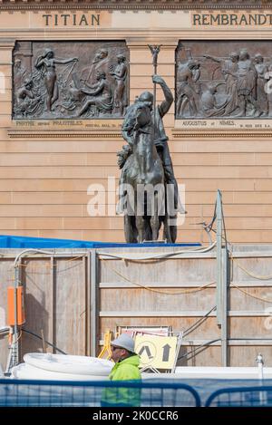 22 juin 2022 Syd, Australie : les offrandes de la guerre de Gilbert Bayes (1923) surplombe la construction à l'extérieur de la galerie d'art de la Nouvelle-Galles du Sud à Sydney Banque D'Images