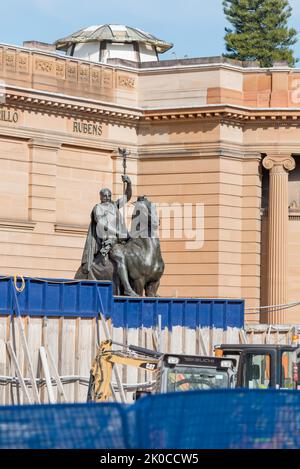 22 juin 2022 Syd, Australie : les offrandes de la guerre de Gilbert Bayes (1923) surplombe la construction à l'extérieur de la galerie d'art de la Nouvelle-Galles du Sud à Sydney Banque D'Images