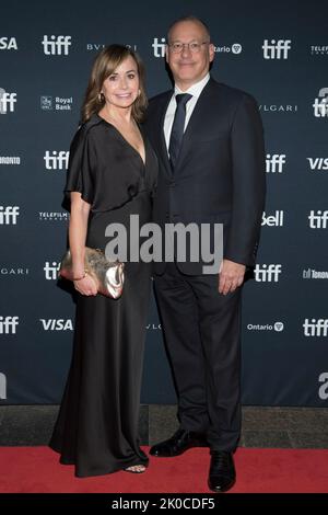 Toronto, Canada. 10th septembre 2022. La productrice Kristie Macosko Krieger (L) et Mark Krieger (R) assistent à la première « The Fabelmans » lors du Festival international du film de Toronto 2022 au Princess of Wales Theatre. (Photo par Angel Marchini/SOPA Images/Sipa USA) crédit: SIPA USA/Alay Live News Banque D'Images