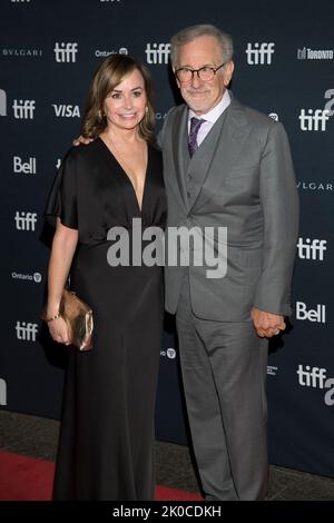 Toronto, Canada. 10th septembre 2022. La productrice Kristie Macosko Krieger (L) et Steven Spielberg (R) assistent à la première « The Fabelmans » lors du Festival international du film de Toronto 2022 au Princess of Wales Theatre. (Photo par Angel Marchini/SOPA Images/Sipa USA) crédit: SIPA USA/Alay Live News Banque D'Images