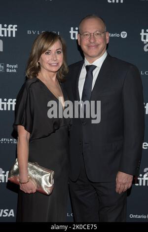 Toronto, Canada. 10th septembre 2022. La productrice Kristie Macosko Krieger (L) et Mark Krieger (R) assistent à la première « The Fabelmans » lors du Festival international du film de Toronto 2022 au Princess of Wales Theatre. (Photo par Angel Marchini/SOPA Images/Sipa USA) crédit: SIPA USA/Alay Live News Banque D'Images
