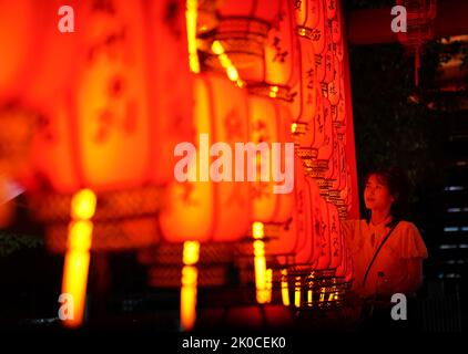 Nanchang, province chinoise du Jiangxi. 10th septembre 2022. Un visiteur voit les installations lumineuses du festival de la mi-automne au pavillon Tengwang, à Nanchang, capitale de la province de Jiangxi, en Chine orientale, le 10 septembre 2022. Credit: Zhou mi/Xinhua/Alay Live News Banque D'Images