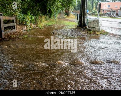 Groesbeek, pays-Bas. 10th septembre 2022. Une vue sur une rue complètement inondée. Les fortes pluies ont causé quelques désagréments sur les routes autour de la ville de Nimègue et de la région naturelle environnante, le samedi matin. Après un été très sec avec des vagues de chaleur inhabituelles dans le pays, une bonne quantité de pluie tombant a été reçue. Crédit : SOPA Images Limited/Alamy Live News Banque D'Images