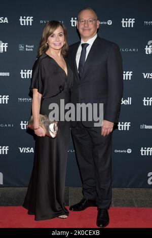 Toronto, Canada. 10th septembre 2022. La productrice Kristie Macosko Krieger (L) et Mark Krieger (R) assistent à la première « The Fabelmans » lors du Festival international du film de Toronto 2022 au Princess of Wales Theatre. Crédit : SOPA Images Limited/Alamy Live News Banque D'Images