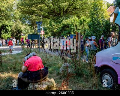 Les soldats sont vus marcher avec les participants. La marche Airborne est la plus grande visite à pied d'une journée au monde. Cette année, l'édition 75th a eu lieu avec la participation de plus de 30 000 marcheurs. Cette marche commémorative en souvenir de la bataille d'Arnhem 1944 se tient chaque année le premier samedi de septembre à Oosterbeek et compte chaque année avec la présence d'anciens combattants britanniques. Cette marche rend hommage aux plus de 1 700 soldats britanniques et polonais qui ont perdu la vie à la bataille d'Arnhem. Les itinéraires sur les quatre distances vous mènent à des endroits importants pendant la W Banque D'Images