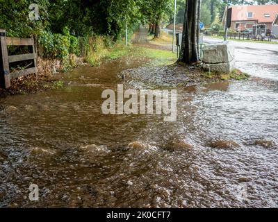 Groesbeek, pays-Bas. 10th septembre 2022. Une vue sur une rue complètement inondée. Les fortes pluies ont causé quelques désagréments sur les routes autour de la ville de Nimègue et de la région naturelle environnante, le samedi matin. Après un été très sec avec des vagues de chaleur inhabituelles dans le pays, une bonne quantité de pluie tombant a été reçue. (Photo par Ana Fernandez/SOPA Images/Sipa USA) Credit: SIPA USA/Alay Live News Banque D'Images