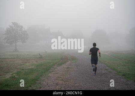 Wimbledon, Londres, Royaume-Uni. 11 septembre 2022. Un jogging qui traverse la brume dense du matin sur Wimbledon Common, dans le sud-ouest de Londres. Credit amer ghazzal/Alamy Live News Banque D'Images