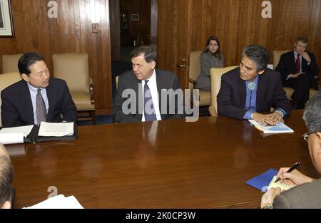 Le secrétaire Mel Martinez avec Joe Shirley. Le secrétaire Mel Martinez avec Joe Shirley Subject, le secrétaire Mel Martinez rencontre le président de la nation Navajo, Joe Shirley, Jr Banque D'Images