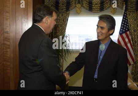 Le secrétaire Mel Martinez avec Joe Shirley. Le secrétaire Mel Martinez avec Joe Shirley Subject, le secrétaire Mel Martinez rencontre le président de la nation Navajo, Joe Shirley, Jr Banque D'Images