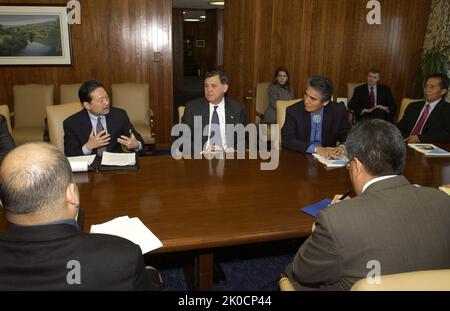 Le secrétaire Mel Martinez avec Joe Shirley. Le secrétaire Mel Martinez avec Joe Shirley Subject, le secrétaire Mel Martinez rencontre le président de la nation Navajo, Joe Shirley, Jr Banque D'Images