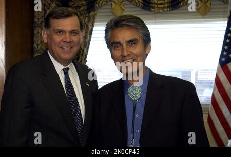 Le secrétaire Mel Martinez avec Joe Shirley. Le secrétaire Mel Martinez avec Joe Shirley Subject, le secrétaire Mel Martinez rencontre le président de la nation Navajo, Joe Shirley, Jr Banque D'Images