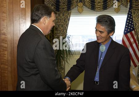 Le secrétaire Mel Martinez avec Joe Shirley. Le secrétaire Mel Martinez avec Joe Shirley Subject, le secrétaire Mel Martinez rencontre le président de la nation Navajo, Joe Shirley, Jr Banque D'Images