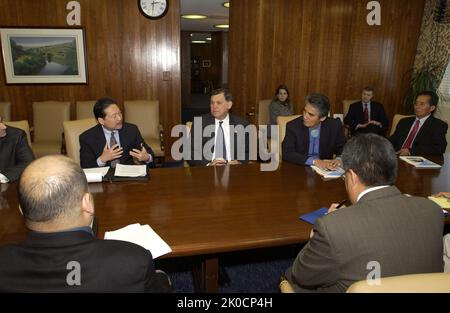 Le secrétaire Mel Martinez avec Joe Shirley. Le secrétaire Mel Martinez avec Joe Shirley Subject, le secrétaire Mel Martinez rencontre le président de la nation Navajo, Joe Shirley, Jr Banque D'Images