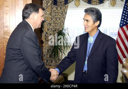 Le secrétaire Mel Martinez avec Joe Shirley. Le secrétaire Mel Martinez avec Joe Shirley Subject, le secrétaire Mel Martinez rencontre le président de la nation Navajo, Joe Shirley, Jr Banque D'Images