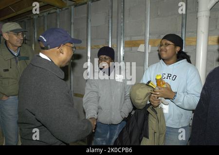 Le Secrétaire adjoint Alphonso Jackson à l'événement Habitat pour l'humanité à New York. Alphonso Jackson, Secrétaire adjoint, à l'événement Habitat pour l'humanité à New York sujet, Alphonso Jackson, Secrétaire adjoint, agissant comme bénévole dans le cadre de la rénovation d'Habitat pour l'humanité à New York, en l'honneur de Martin Luther King, Jr. Anniversaire (Martin Luther King, Jr. Blitz : construire le rêve). Banque D'Images