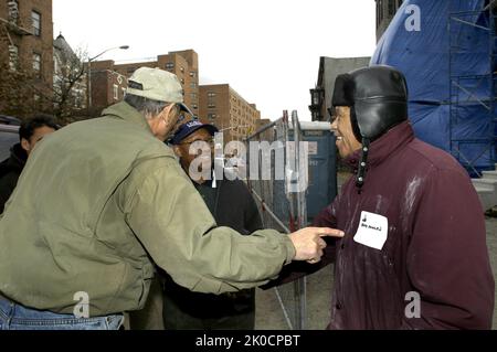 Le Secrétaire adjoint Alphonso Jackson à l'événement Habitat pour l'humanité à New York. Alphonso Jackson, Secrétaire adjoint, à l'événement Habitat pour l'humanité à New York sujet, Alphonso Jackson, Secrétaire adjoint, agissant comme bénévole dans le cadre de la rénovation d'Habitat pour l'humanité à New York, en l'honneur de Martin Luther King, Jr. Anniversaire (Martin Luther King, Jr. Blitz : construire le rêve). Banque D'Images