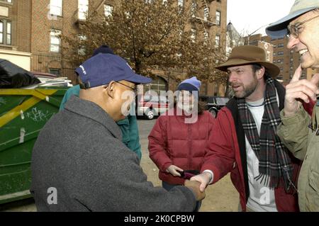 Le Secrétaire adjoint Alphonso Jackson à l'événement Habitat pour l'humanité à New York. Alphonso Jackson, Secrétaire adjoint, à l'événement Habitat pour l'humanité à New York sujet, Alphonso Jackson, Secrétaire adjoint, agissant comme bénévole dans le cadre de la rénovation d'Habitat pour l'humanité à New York, en l'honneur de Martin Luther King, Jr. Anniversaire (Martin Luther King, Jr. Blitz : construire le rêve). Banque D'Images