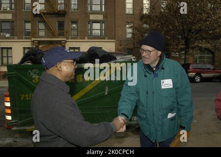 Le Secrétaire adjoint Alphonso Jackson à l'événement Habitat pour l'humanité à New York. Alphonso Jackson, Secrétaire adjoint, à l'événement Habitat pour l'humanité à New York sujet, Alphonso Jackson, Secrétaire adjoint, agissant comme bénévole dans le cadre de la rénovation d'Habitat pour l'humanité à New York, en l'honneur de Martin Luther King, Jr. Anniversaire (Martin Luther King, Jr. Blitz : construire le rêve). Banque D'Images