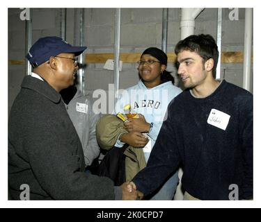 Le Secrétaire adjoint Alphonso Jackson à l'événement Habitat pour l'humanité à New York. Alphonso Jackson, Secrétaire adjoint, à l'événement Habitat pour l'humanité à New York sujet, Alphonso Jackson, Secrétaire adjoint, agissant comme bénévole dans le cadre de la rénovation d'Habitat pour l'humanité à New York, en l'honneur de Martin Luther King, Jr. Anniversaire (Martin Luther King, Jr. Blitz : construire le rêve). Banque D'Images