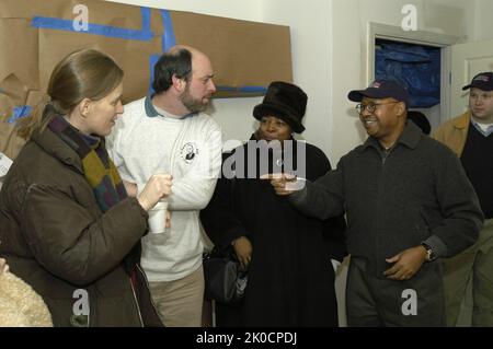 Le Secrétaire adjoint Alphonso Jackson à l'événement Habitat pour l'humanité à New York. Alphonso Jackson, Secrétaire adjoint, à l'événement Habitat pour l'humanité à New York sujet, Alphonso Jackson, Secrétaire adjoint, agissant comme bénévole dans le cadre de la rénovation d'Habitat pour l'humanité à New York, en l'honneur de Martin Luther King, Jr. Anniversaire (Martin Luther King, Jr. Blitz : construire le rêve). Banque D'Images