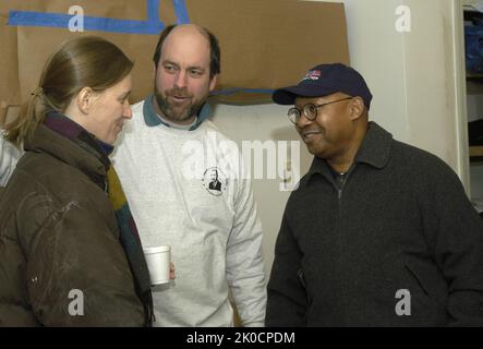 Le Secrétaire adjoint Alphonso Jackson à l'événement Habitat pour l'humanité à New York. Alphonso Jackson, Secrétaire adjoint, à l'événement Habitat pour l'humanité à New York sujet, Alphonso Jackson, Secrétaire adjoint, agissant comme bénévole dans le cadre de la rénovation d'Habitat pour l'humanité à New York, en l'honneur de Martin Luther King, Jr. Anniversaire (Martin Luther King, Jr. Blitz : construire le rêve). Banque D'Images