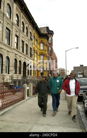 Le Secrétaire adjoint Alphonso Jackson à l'événement Habitat pour l'humanité à New York. Alphonso Jackson, Secrétaire adjoint, à l'événement Habitat pour l'humanité à New York sujet, Alphonso Jackson, Secrétaire adjoint, agissant comme bénévole dans le cadre de la rénovation d'Habitat pour l'humanité à New York, en l'honneur de Martin Luther King, Jr. Anniversaire (Martin Luther King, Jr. Blitz : construire le rêve). Banque D'Images