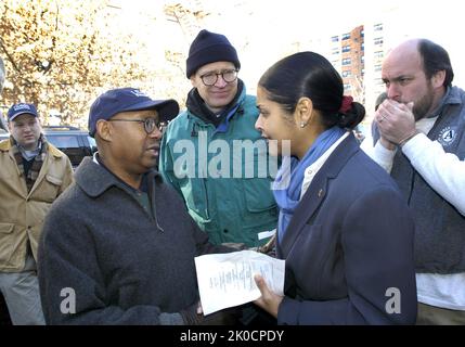 Le Secrétaire adjoint Alphonso Jackson à l'événement Habitat pour l'humanité à New York. Alphonso Jackson, Secrétaire adjoint, à l'événement Habitat pour l'humanité à New York sujet, Alphonso Jackson, Secrétaire adjoint, agissant comme bénévole dans le cadre de la rénovation d'Habitat pour l'humanité à New York, en l'honneur de Martin Luther King, Jr. Anniversaire (Martin Luther King, Jr. Blitz : construire le rêve). Banque D'Images