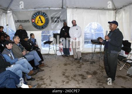 Le Secrétaire adjoint Alphonso Jackson à l'événement Habitat pour l'humanité à New York. Alphonso Jackson, Secrétaire adjoint, à l'événement Habitat pour l'humanité à New York sujet, Alphonso Jackson, Secrétaire adjoint, agissant comme bénévole dans le cadre de la rénovation d'Habitat pour l'humanité à New York, en l'honneur de Martin Luther King, Jr. Anniversaire (Martin Luther King, Jr. Blitz : construire le rêve). Banque D'Images