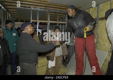 Le Secrétaire adjoint Alphonso Jackson à l'événement Habitat pour l'humanité à New York. Alphonso Jackson, Secrétaire adjoint, à l'événement Habitat pour l'humanité à New York sujet, Alphonso Jackson, Secrétaire adjoint, agissant comme bénévole dans le cadre de la rénovation d'Habitat pour l'humanité à New York, en l'honneur de Martin Luther King, Jr. Anniversaire (Martin Luther King, Jr. Blitz : construire le rêve). Banque D'Images