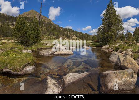 Magnifique paysage de lac à Estanys de Pessons au printemps, Andorre Banque D'Images