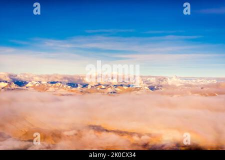 Des nuages de mousson flottent autour des hauts sommets de la montagne himalayenne dans la région du Ladakh en Inde. Banque D'Images