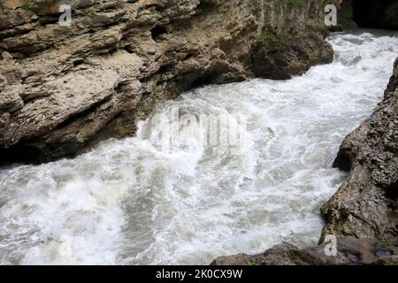 Détails de la rivière orageux Belaya dans la gorge de Khadzhokh, Adygea Banque D'Images