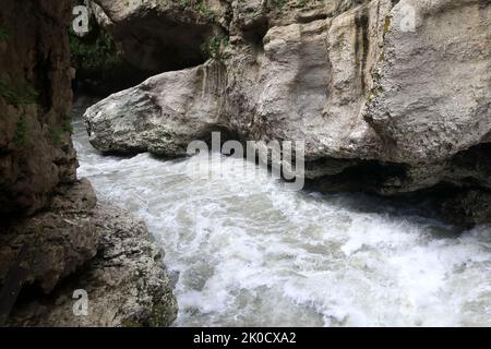 Paysage de la rivière orageux Belaya dans la gorge de Khadzhokh, Adygea Banque D'Images
