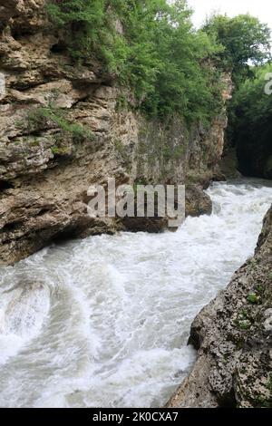 La rivière Belaya est un fleuve de tempête dans la gorge de Khadzhokh, Adygea Banque D'Images