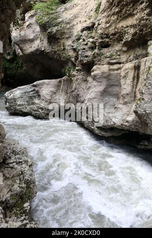 Vue sur la rivière de la tempête Belaya dans la gorge de Khadzhokh, Adygea Banque D'Images