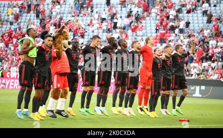 Spieler feiern mit den fans und Maskottchen Bernie FC Bayern MŸnchen - VfL Wolfsburg Fussball 1 . Bundesliga saison 2022 / 2023 © diebilderwelt / Alamy stock Banque D'Images