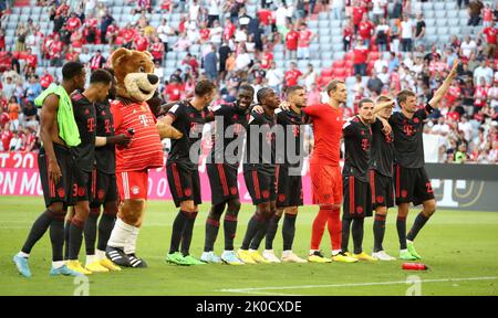 Spieler feiern mit den fans und Maskottchen Bernie FC Bayern MŸnchen - VfL Wolfsburg Fussball 1 . Bundesliga saison 2022 / 2023 © diebilderwelt / Alamy stock Banque D'Images