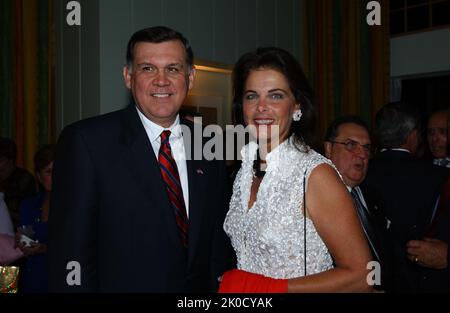 Le secrétaire Mel Martinez à Miami, en Floride. Le secrétaire Mel Martinez à Miami, en Floride sujet, le secrétaire Mel Martinez à Miami, en Floride, lors des événements du Conseil de libération cubain. Banque D'Images