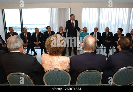 Le secrétaire Mel Martinez à Miami, en Floride. Le secrétaire Mel Martinez à Miami, en Floride sujet, le secrétaire Mel Martinez à Miami, en Floride, lors des événements du Conseil de libération cubain. Banque D'Images