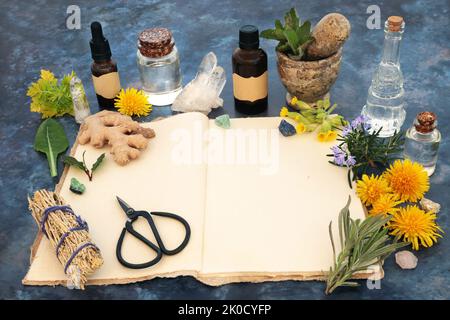 Ouvrez le carnet de recettes de chanvre ancien, la préparation naturelle de plantes à base de wiccan païen et de remèdes de fleurs. Herbes, fleurs, cristaux, huile essentielle d'aromathérapie. Banque D'Images