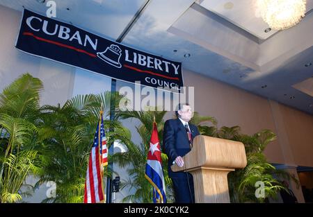 Le secrétaire Mel Martinez à Miami, en Floride. Le secrétaire Mel Martinez à Miami, en Floride sujet, le secrétaire Mel Martinez à Miami, en Floride, lors des événements du Conseil de libération cubain. Banque D'Images