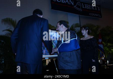 Le secrétaire Mel Martinez à Miami, en Floride. Le secrétaire Mel Martinez à Miami, en Floride sujet, le secrétaire Mel Martinez à Miami, en Floride, lors des événements du Conseil de libération cubain. Banque D'Images